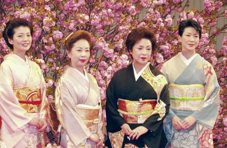 　満開の桜をバックに会見する四姉妹役の南野陽子、山本陽子さん、佐久間良子、紺野美沙子（左から）＝２００４年４月撮影