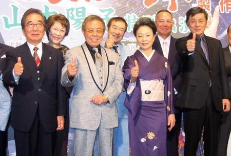 　５０周年記念公演への意気込む（前列左から）大村菎、北島三郎、山本陽子さん、大出俊＝２０１１年１月、東京・内幸町の帝国ホテル