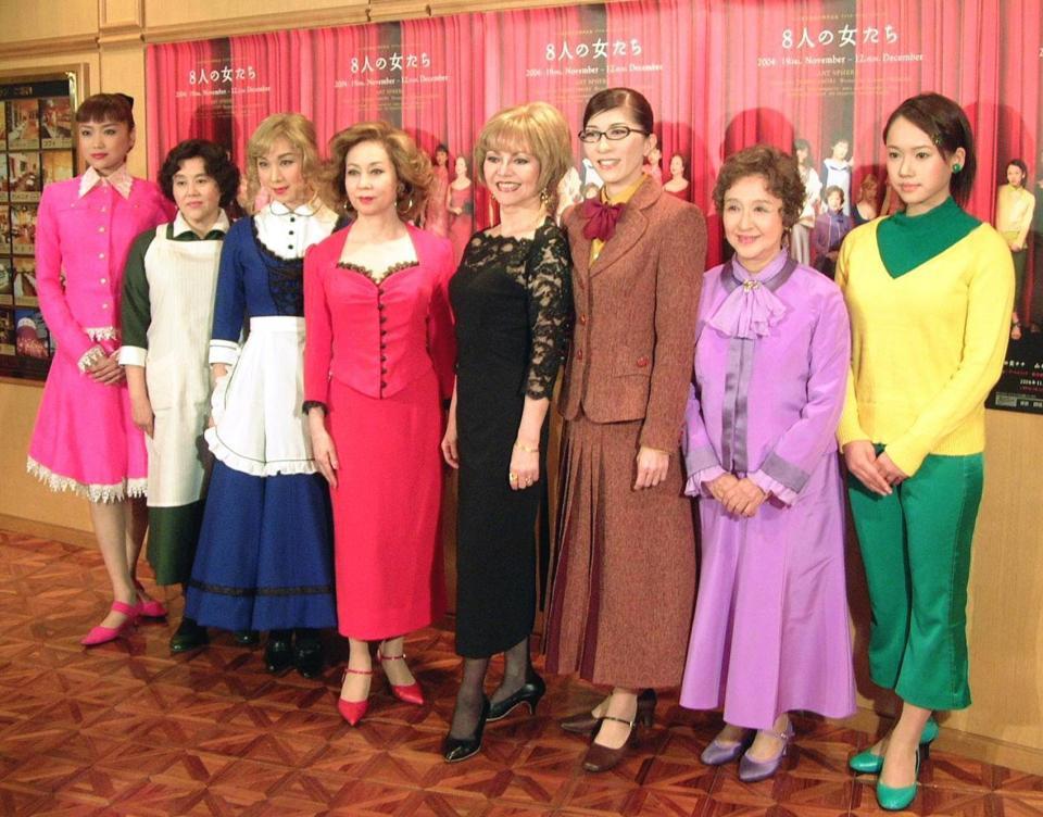 　ズラリならんだ８人の女優たち（左から）佐藤江梨子、岡本麗、毬谷友子、山本陽子、木の実ナナ、安寿ミラ、喜多道枝、ソニン＝２００４年１１月