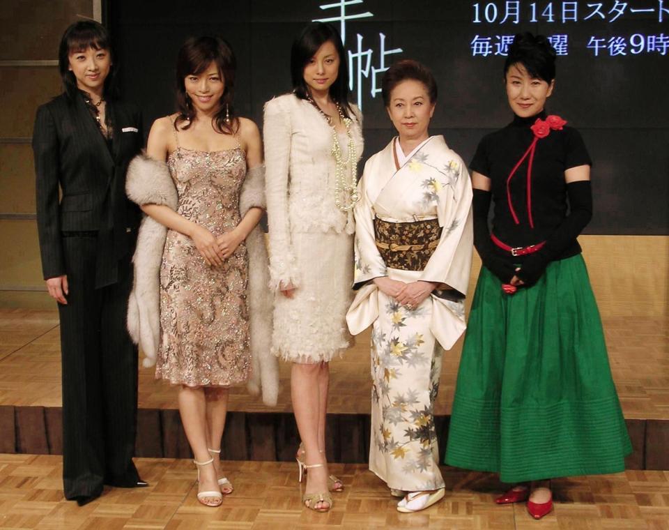 　左から紫吹淳、釈由美子、米倉涼子、山本陽子さん、室井滋＝２００４年９月