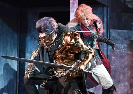 　舞台の決闘シーンで“競演”するシュテル・リオニス役の武藤潤（手前）とモント・リオニス役の吉田仁人＝ヒューリックホール東京（撮影・開出牧）