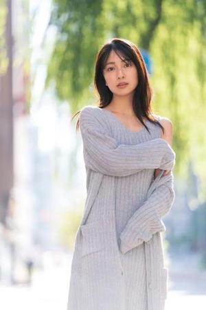 　「小島梨里杏カレンダー　２０２４．４－２０２５．３」【©ＫＡＤＯＫＡＷＡ】