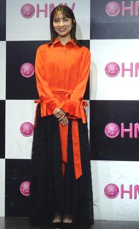 　カレンダーを発売した小島梨里杏