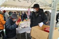 　富山・氷見市内で炊き出しを行った舘ひろし（舘プロ・提供）