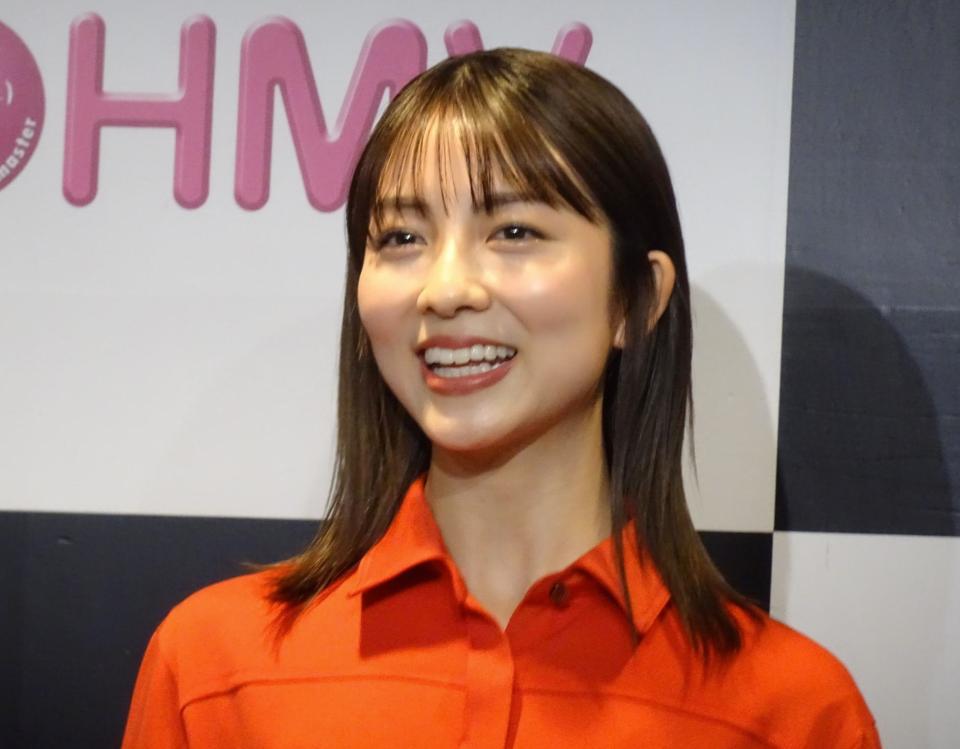 　カレンダーを発売した小島梨里杏