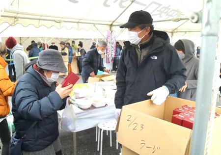 　富山・氷見市内で炊き出しを行った舘ひろし（舘プロ提供）