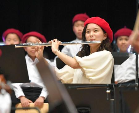 　ドラドラ♪シンフォニー楽団の中でフルート演奏する芳根京子（撮影・西岡正）