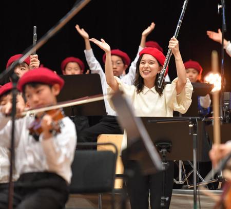 　葉加瀬太郎の指揮でフルート演奏を楽しむ芳根京子（撮影・西岡正）