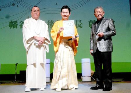 　デビュー５周年記念コンサートを行った彩青（中央）と師匠の細川たかし