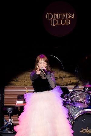 　ディナーショーで熱唱する藤本美貴（株式会社ジャストプロ・提供写真）