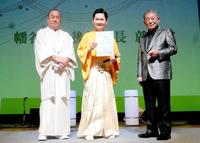 　デビュー５周年記念コンサートを行った彩青（中央）と師匠の細川たかし