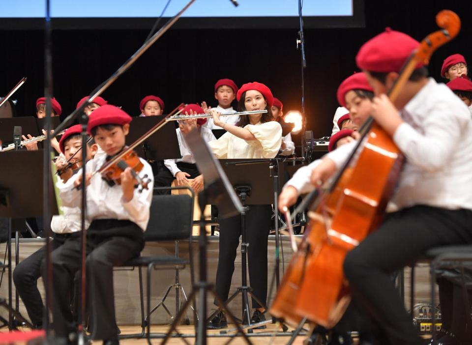 　ドラドラ♪シンフォニー楽団の中でフルート演奏する芳根京子（中央）＝撮影・西岡正