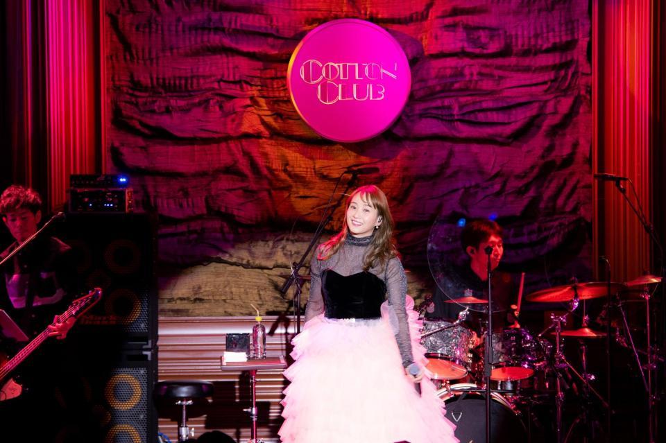 　ディナーショーで熱唱する藤本美貴（株式会社ジャストプロ提供）