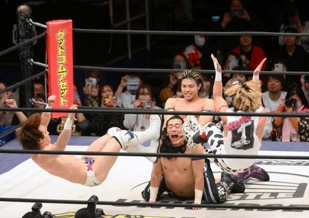 　タッグマッチで息の合った連携を見せるＴＨＥ　ＲＡＭＰＡＧＥの武知海青（中央）＝撮影・堀内翔