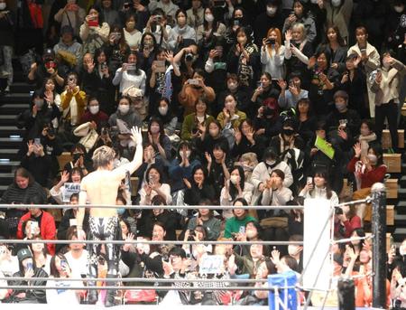 　プロレスデビューを飾ったＴＨＥ　ＲＡＭＰＡＧＥの武知海青に声援をおくる大勢のファン（撮影・堀内翔）