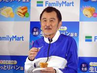 　生コッペパンをほおばる吉田鋼太郎