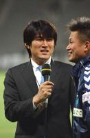 　三浦知良にヒーローインタビューをする藤井貴彦アナウンサー＝２００６年