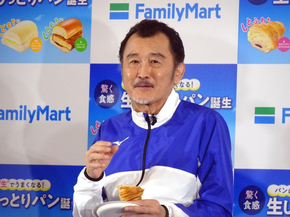 　生コッペパンをほおばる吉田鋼太郎