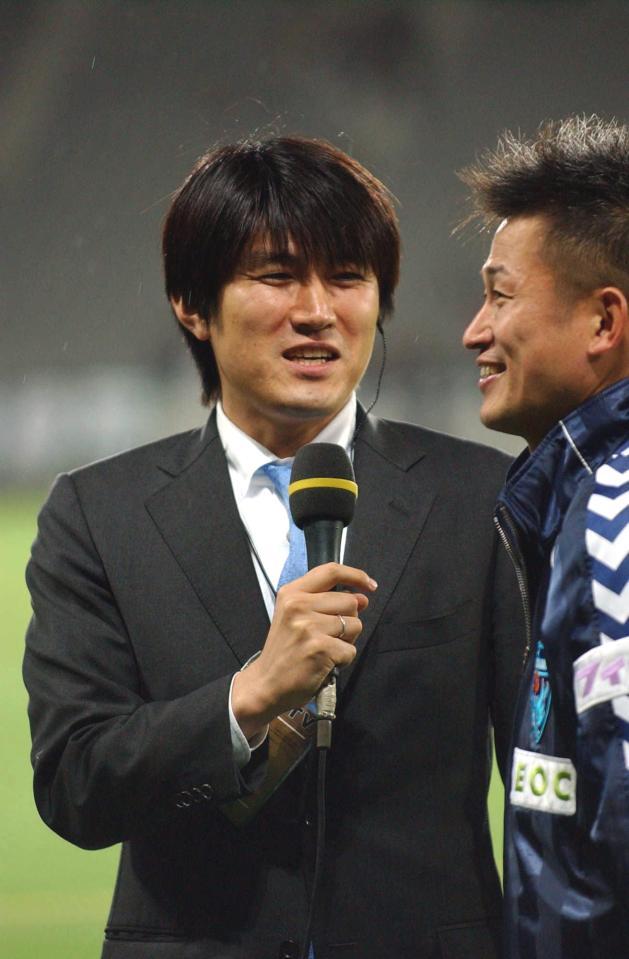 　三浦知良にヒーローインタビューをする藤井貴彦アナウンサー＝２００６年