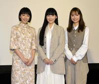 　ドラマ「ユーミンストーリーズ」の会見に出席した（左から）夏帆、麻生久美子、宮﨑あおい