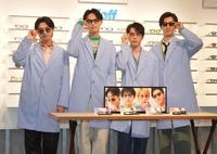 　自身でカスタマイズしたサングラスをかけ決めポーズを取る（左から）新原泰佑、兵頭功海、細田佳央太、水田航生