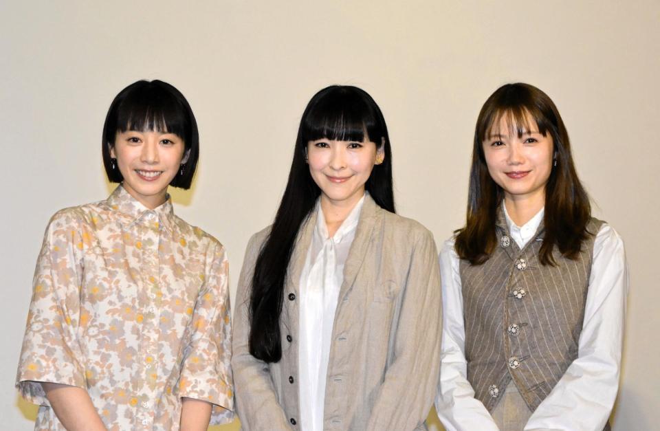 　ドラマ「ユーミンストーリーズ」の会見に出席した（左から）夏帆、麻生久美子、宮﨑あおい