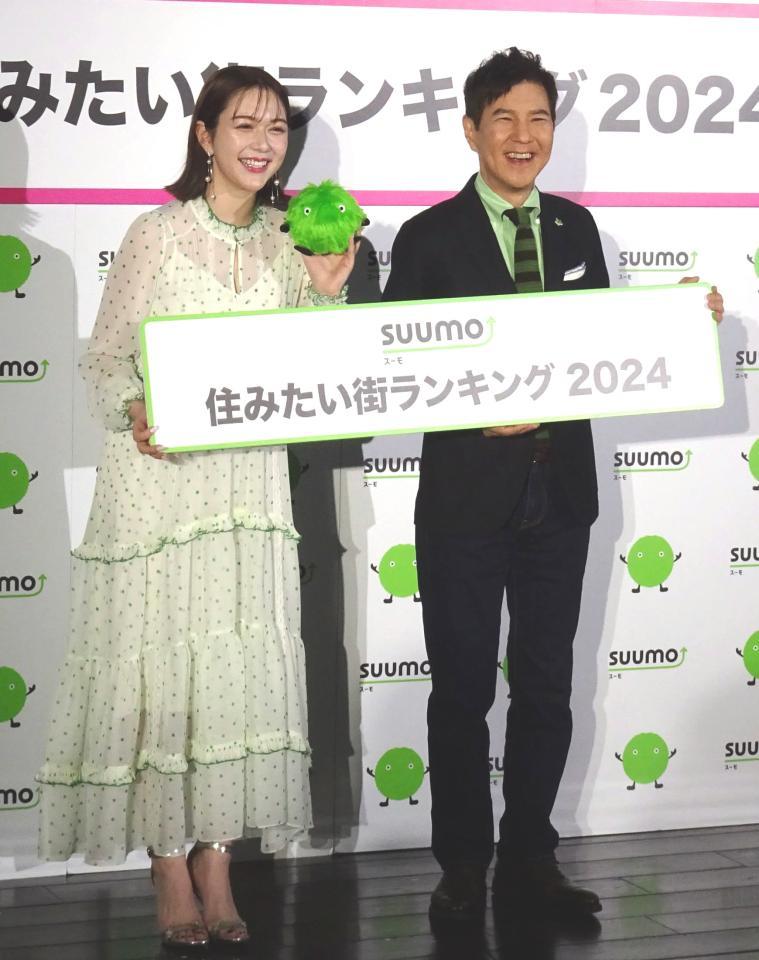 　住みたい街ランキング発表会に出席した村重杏奈（左）と関根勤