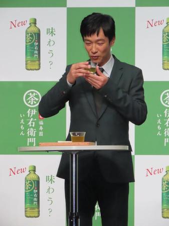 　イベントで試飲する堺雅人