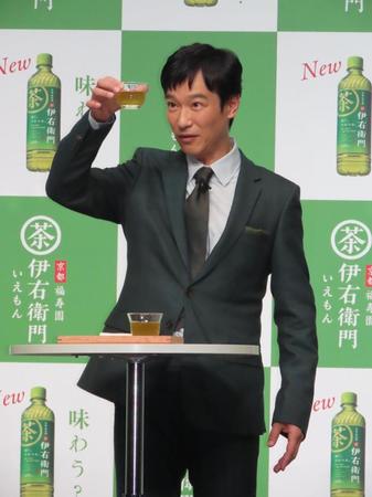 　イベントで試飲する堺雅人