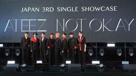 　日本３ｒｄシングル「ＮＯＴ　ＯＫＡＹ」発売記念ショーケースを開催したＡＴＥＥＺ。（左から）ＹＵＮＨＯ、ＳＥＯＮＧＨＷＡ、ＳＡＮ、ＹＥＯＳＡＮＧ、ＨＯＮＧＪＯＯＮＧ、ＷＯＯＹＯＵＮＧ、ＪＯＮＧＨＯ、ＭＩＮＧＩ（撮影・伊藤笙子）