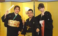 　真打ちに昇進した雲龍亭雨花（右から）、山遊亭金太郎、松林伯知