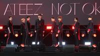 　日本３ｒｄシングル「ＮＯＴ　ＯＫＡＹ」発売記念ショーケースを開催したＡＴＥＥＺ（撮影・伊藤笙子）