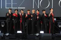 　日本３ｒｄシングル「ＮＯＴ　ＯＫＡＹ」発売記念ショーケースを開催したＡＴＥＥＺ。（左から）ＹＵＮＨＯ、ＳＥＯＮＧＨＷＡ、ＳＡＮ、ＹＥＯＳＡＮＧ、ＨＯＮＧＪＯＯＮＧ、ＷＯＯＹＯＵＮＧ、ＪＯＮＧＨＯ、ＭＩＮＧＩ（撮影・伊藤笙子）