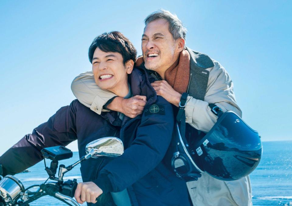 　ドラマ「生きとし生けるもの」Ｗ主演の妻夫木聡（左）と渡辺謙　Ⓒテレビ東京