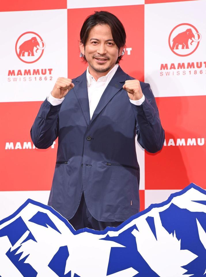 　笑顔でポースを決める岡田准一（撮影・棚橋慶太）