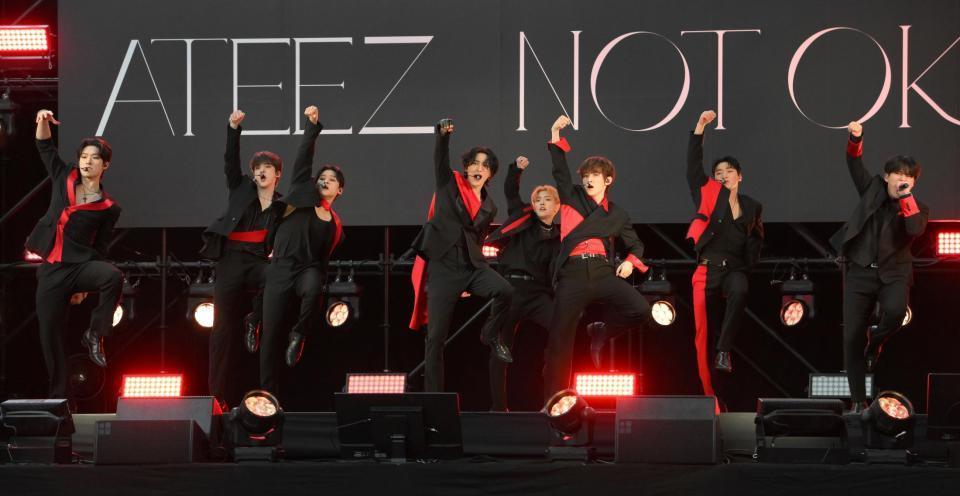 　日本３ｒｄシングル「ＮＯＴ　ＯＫＡＹ」発売記念ショーケースを開催したＡＴＥＥＺ（撮影・伊藤笙子）