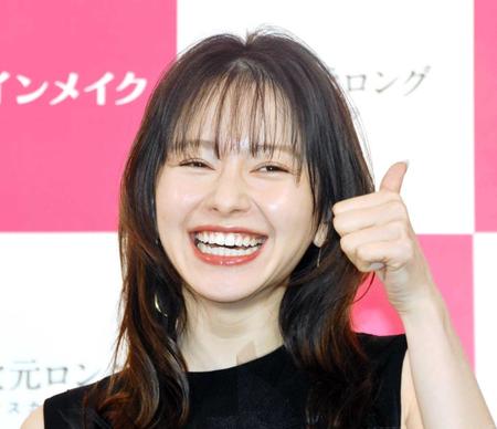 　笑顔でサムアップポーズを決める山本舞香