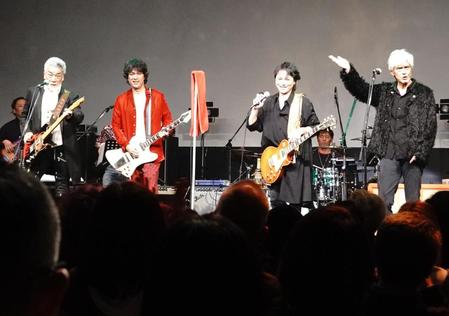 　ステージでパフォーマンスをする（左から）宇崎竜童、江口洋介、佐藤浩一（右）ら