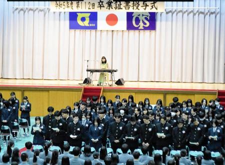 　卒業式にサプライズで登場し、「旅立ちの日に…」を歌った川嶋あい