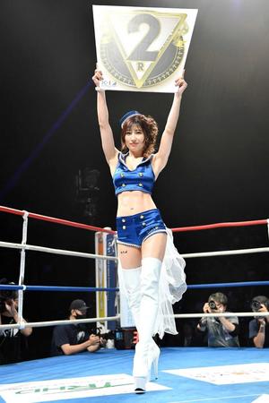 　ラウンドガールを務める熊田曜子（２０２３年６月撮影）