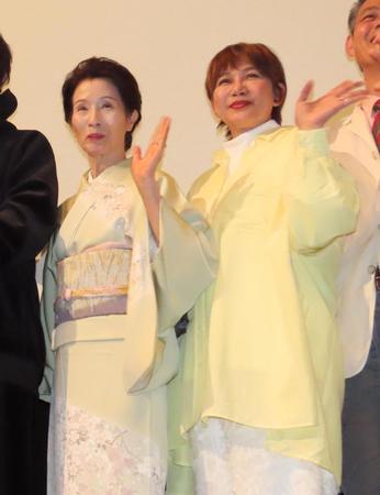 　初日舞台あいさつに出席した（左から）松原智恵子、ルビー・モレノ
