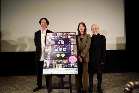 　映画「うぉっしゅ」舞台あいさつに出席した（左から）岡﨑育之介監督、中尾有伽、研ナオコ（写真提供：ＯＡＦＦ）