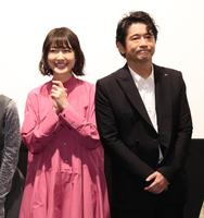 　試写会の舞台あいさつに登場した森口瑤子（左）と萩原聖人（撮影・西岡正）