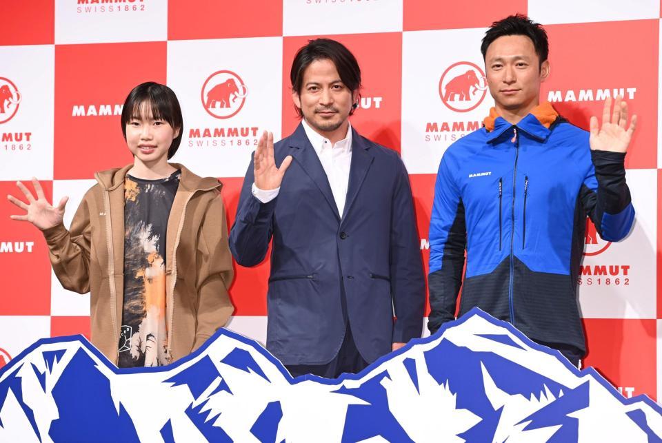 　ポーズを取る（左から）森秋彩さん、岡田准一、舟生大悟さん（撮影・棚橋慶太）