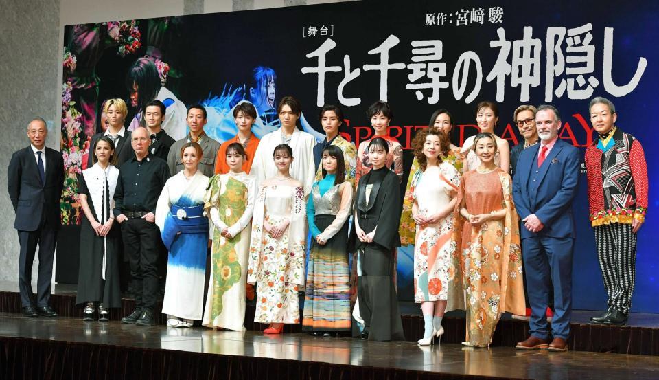 　（前列左から）松岡宏泰・東宝社長、今井麻緒子氏、ジョン・ケアード氏、夏木マリ、川栄李奈、橋本環奈、上白石萌音、福地桃子、羽野晶紀、春風ひとみ、イアン・ギリー氏、（後列同）山野光、中川賢、小尻健太、増子敦貴、三浦宏規、醍醐虎汰朗、妃海風、華優希、実咲凛音、田口トモロヲ、宮崎吐夢