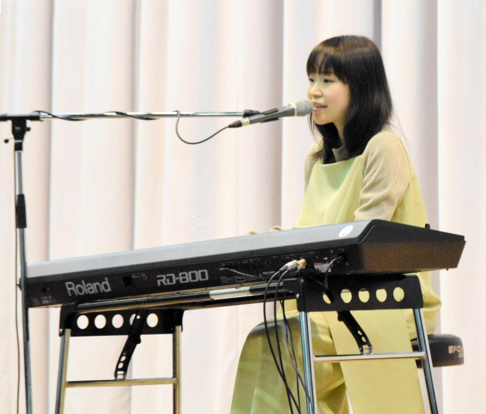　卒業式でサプライズ歌唱をした川嶋あい