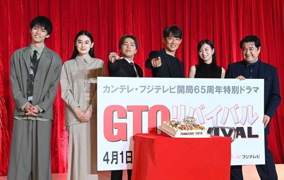 　ポーズを決める（左から）日向亘、八木莉可子、山崎裕太、反町隆史、岡崎紗絵、小手伸也（撮影・園田高夫）