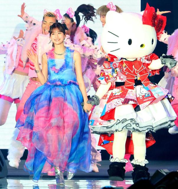 めるる ハローキティと透け感ドレスでTGCランウェイ あの＆中条あや