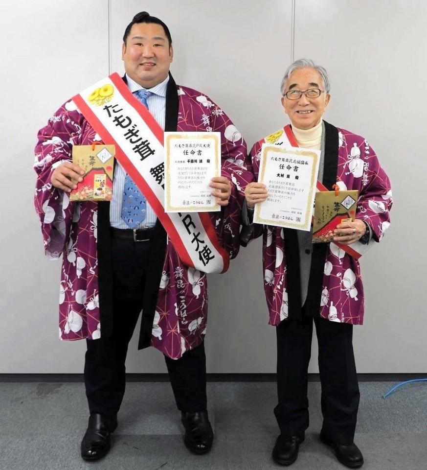 　元幕内・徳勝龍の千田川親方（左）と大村崑