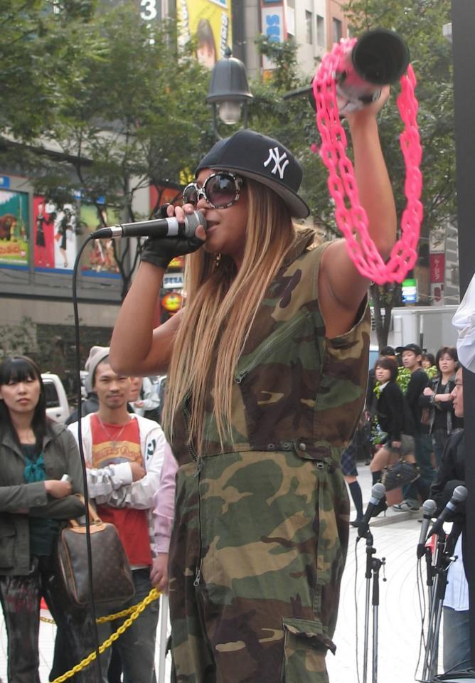 　熱唱するＭｒ．マリックの娘・ＬＵＮＡ＝２００６年撮影